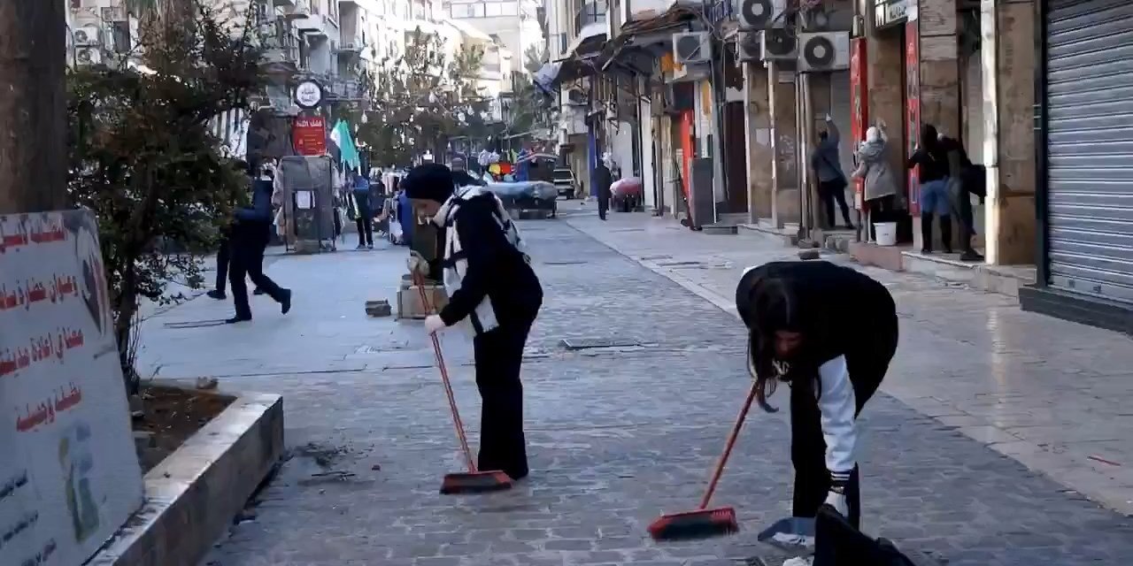 Suriye'nin başkenti Şam'da gönüllüler sokakları temizledi
