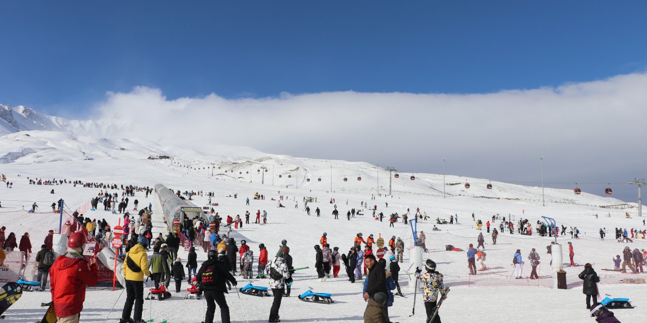 Erciyes Kayak Merkezi'nde Hafta Sonu Yoğunluğu