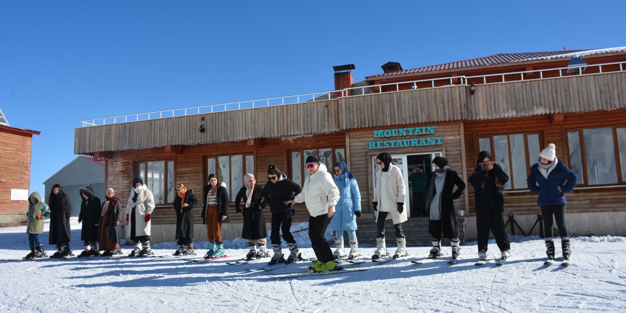 Hakkari'de öğrenciler, kayak dersi alıyor