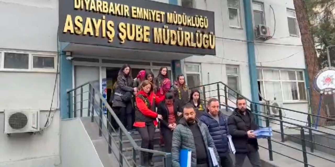 DİYARBAKIR - Bohçacı gibi davranıp evlere giren şüphelilere operasyon; 14 kişi tutuklandı