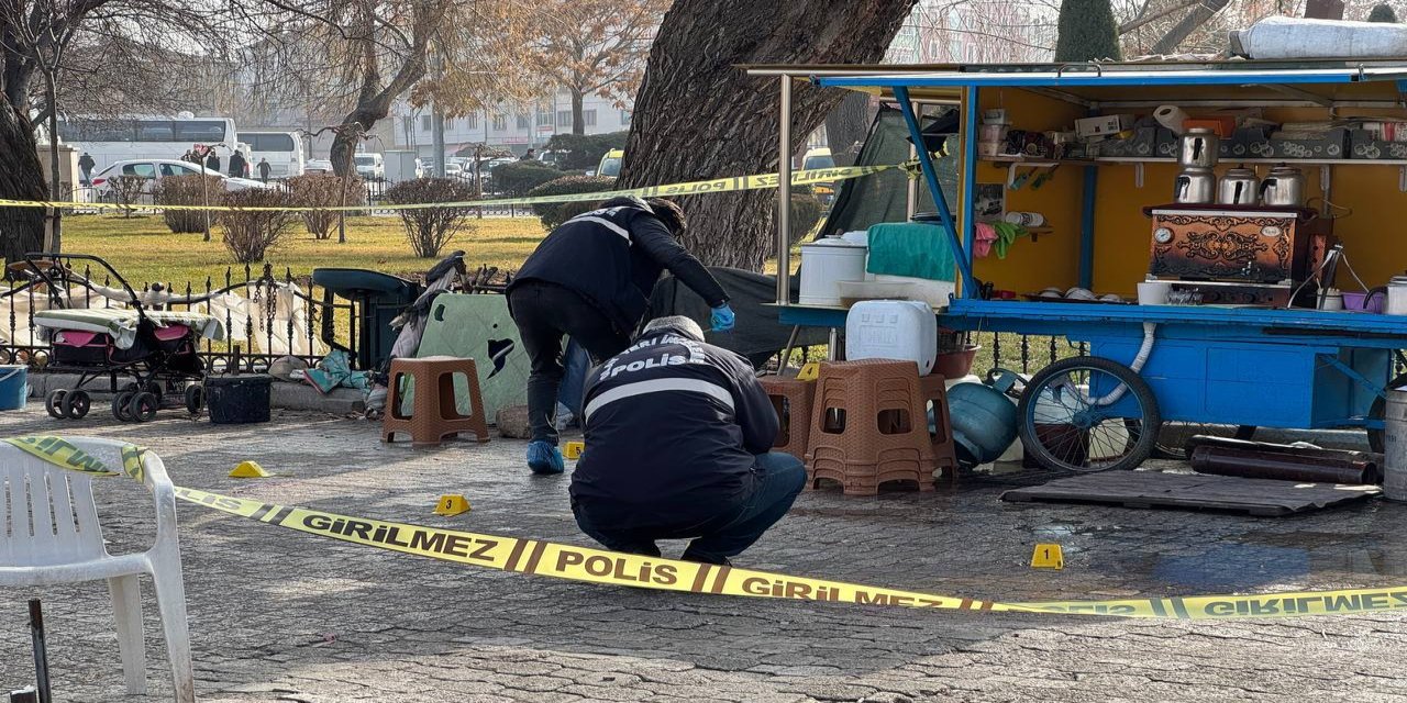 Seyyar çaycı ve müşterisi, silahlı saldırıda yaralandı