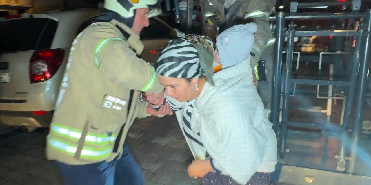 İstanbul - Avcılar’da dairenin mutfağında yangın çıktı, üst katta mahsur kalan 6 kişiyi itfaiye kurtardı