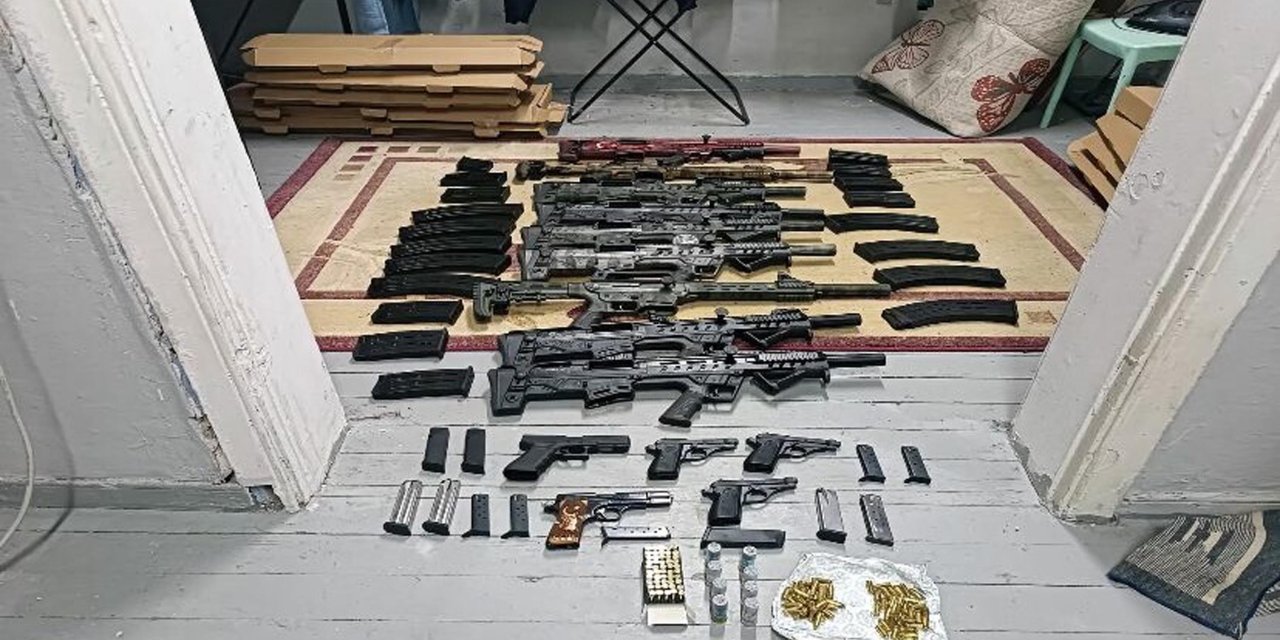 İzmir'de silah kaçakçılığı operasyonunda küçük çapta cephanelik ele geçirildi: 15 gözaltı