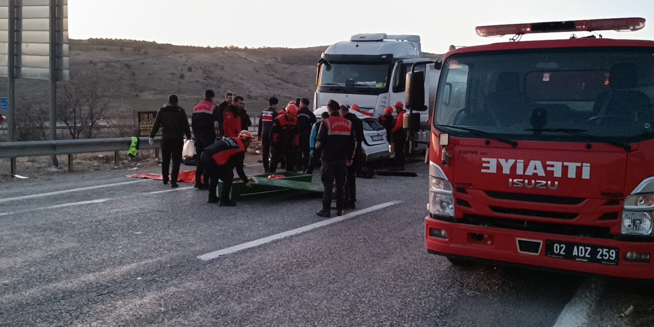 Adıyaman'da akaryakıt tankeri ile otomobil çarpıştı: 3 ölü, 4 yaralı