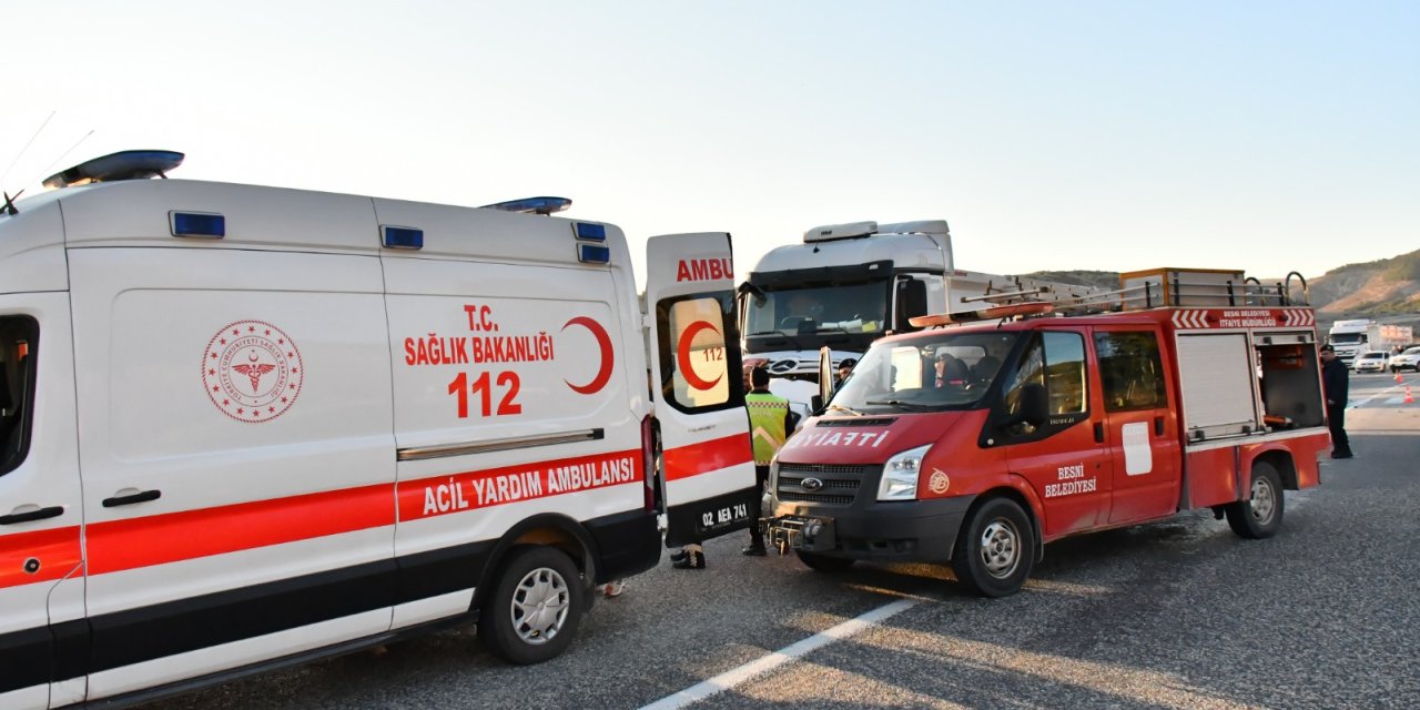 Adıyaman'da akaryakıt tankeri ile otomobil çarpıştı: 4 ölü, 3 yaralı (2)