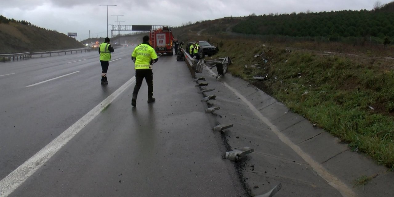 İstanbul- Eyüpsultan'da bariyerlere çarpan cip hurdaya döndü