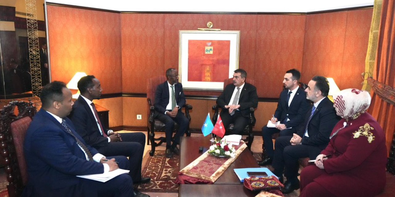 Bakan Tekin, Somali Eğitim Kültür ve Yükseköğretim Bakanı Abdulkadir ile bir araya geldi