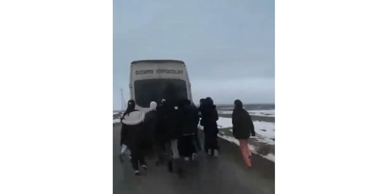 Yolda Kalan Servis Minibüsünü Öğrenciler İtti