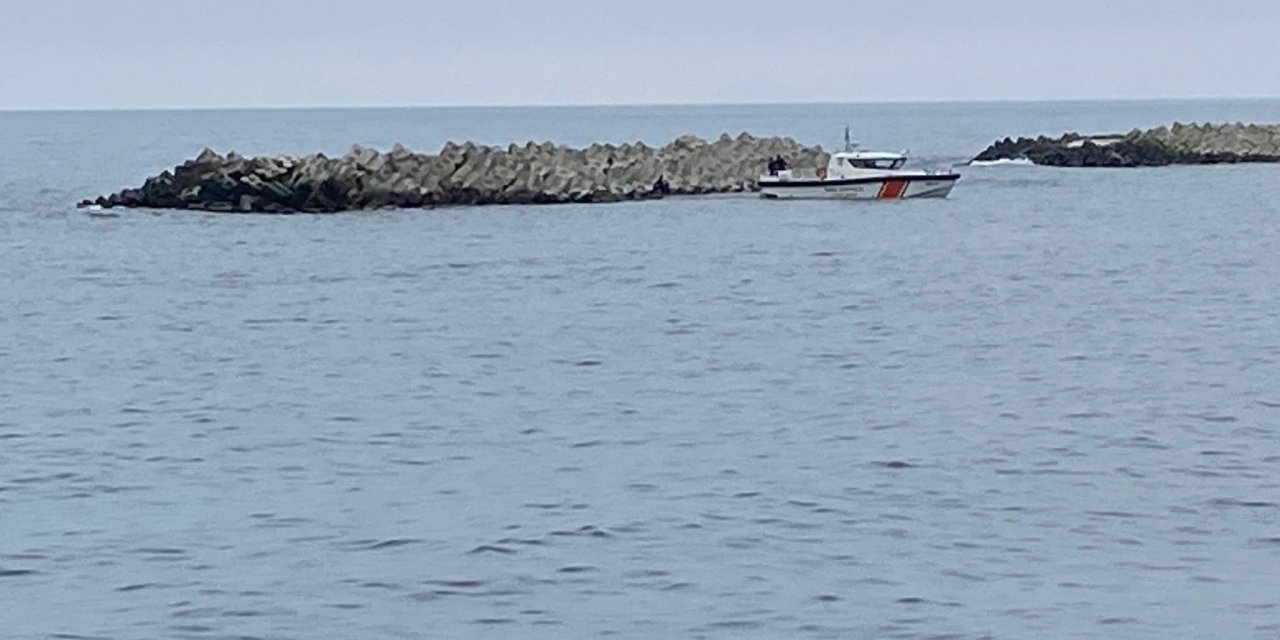 Dalgakıranın üzerine düşen paraşütçü yaralandı; o anlar kamerada