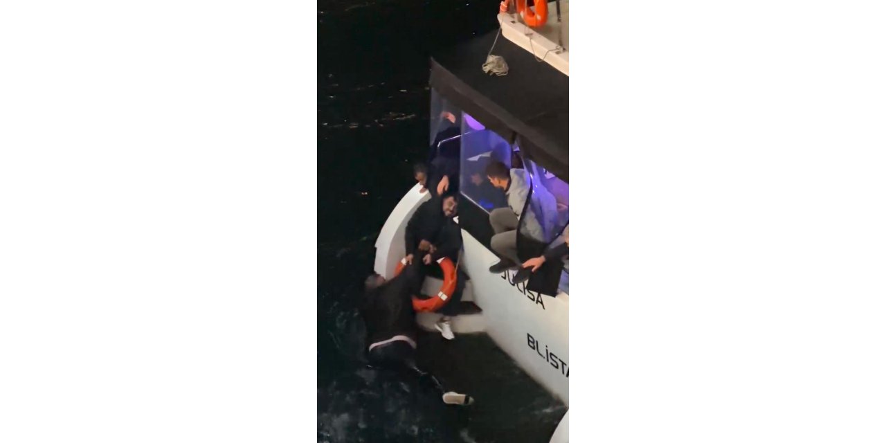 Galata Köprüsü'nde yaslandığı korkuluk kırılınca Haliç'e düştü; teknedekiler kurtardı