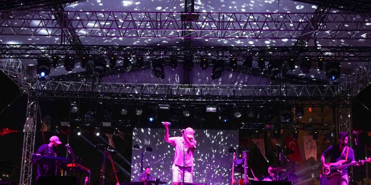 Beylikdüzü’nde Yüzyüzeyken Konuşuruz Sahne Aldı