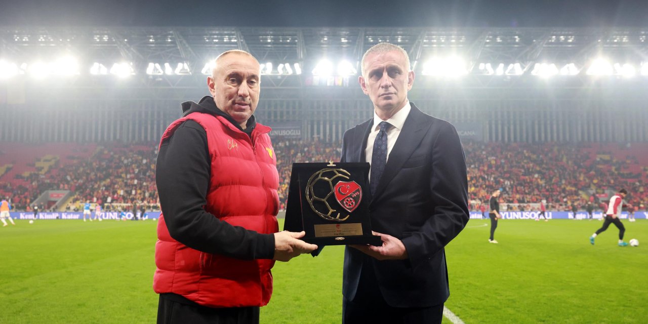 Göztepe Teknik Direktörü Stoilov'a büyük onur