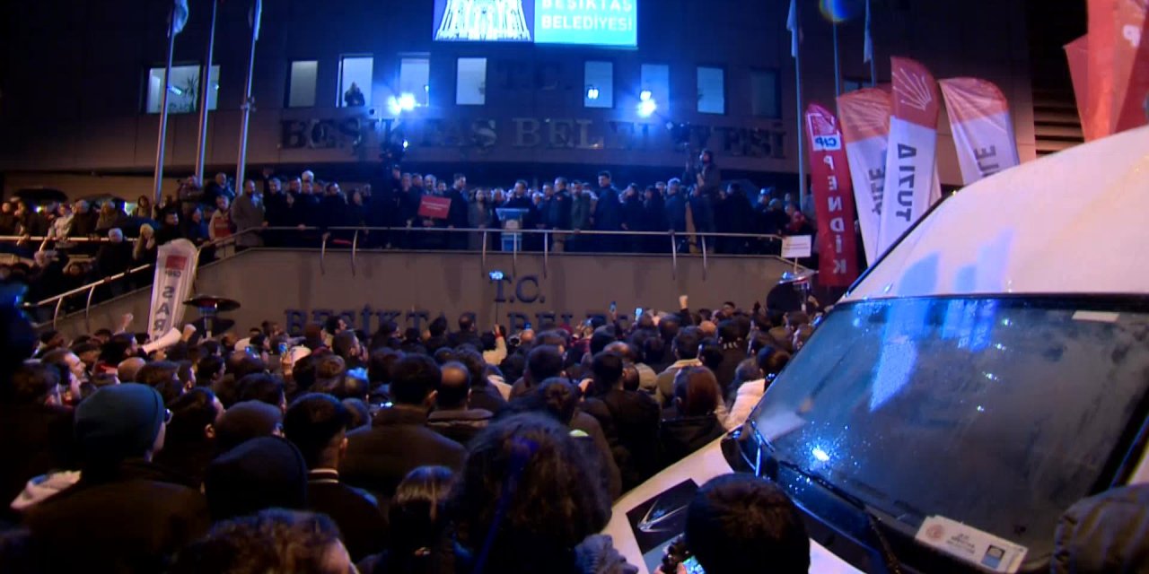 İstanbul-CHP Genel Başkanı Özel Beşiktaş Belediyesi önünde konuştu