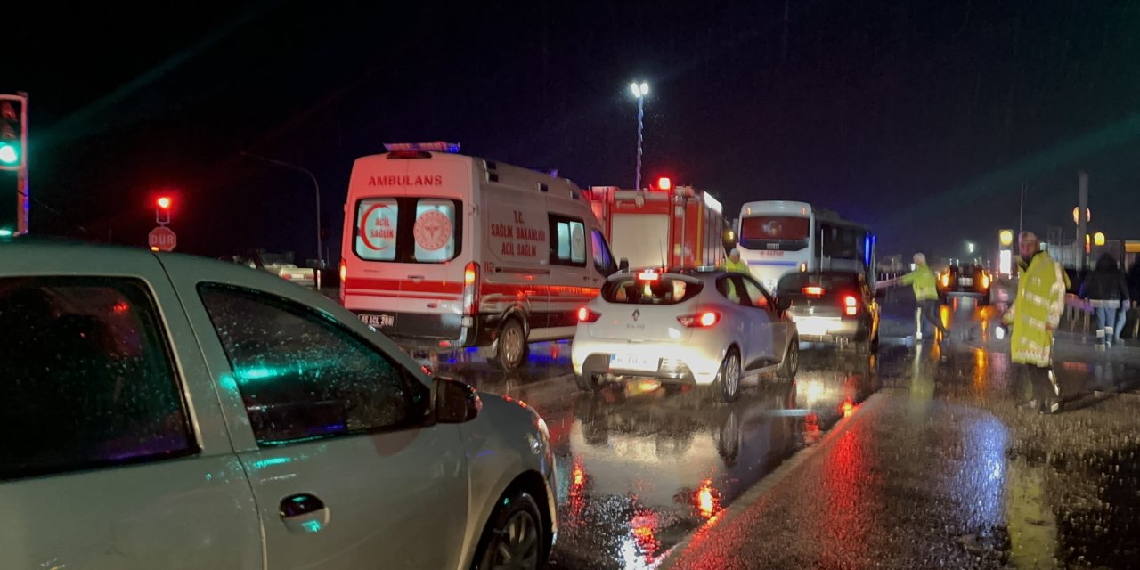 Akhisar'da iki işçi servisi çarpıştı; 35 yaralı