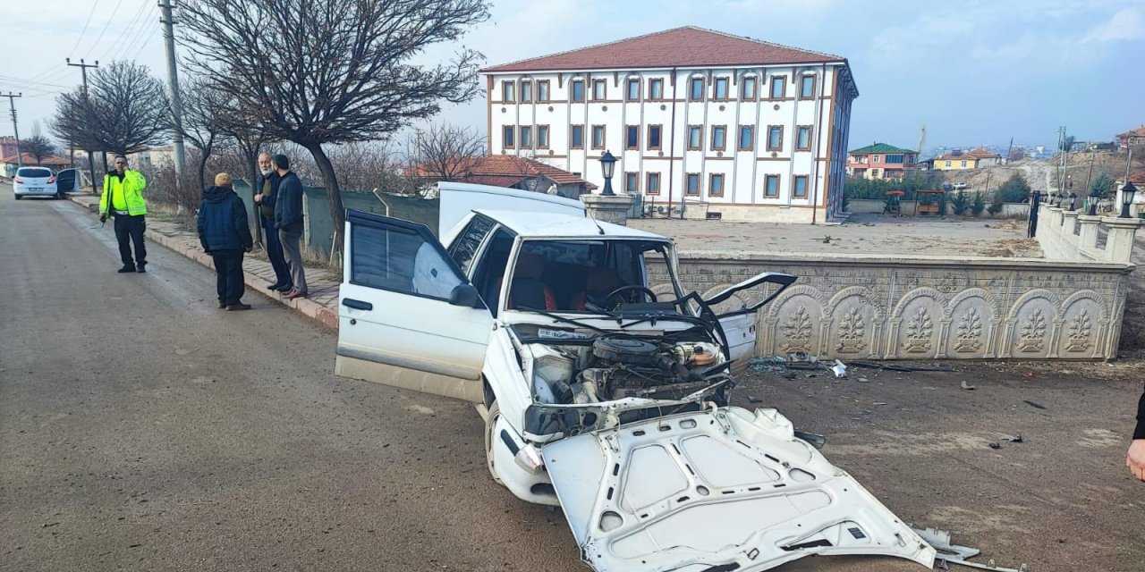 Bahçe duvarına çarpan otomobilin sürücüsü öldü; kaza anı kamerada