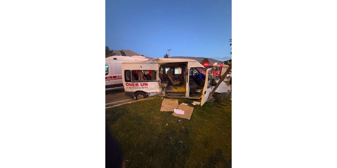 Mardin'de işçi servis minibüsü ile kamyon çarpıştı: 11 yaralı