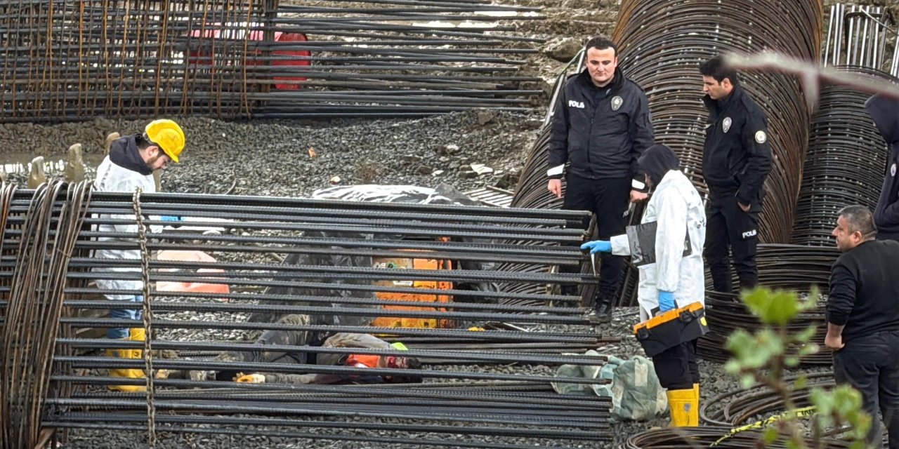 Gaziosmanpaşa’da üstüne 1 tonluk kepçe kovası üstüne düşen işçi öldü; arkadaşları sinir krizi geçirdi