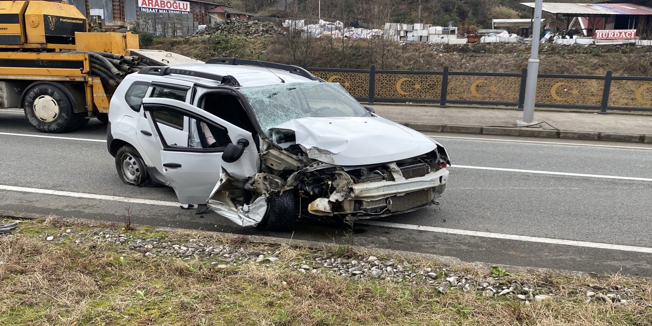 Rize'de aydınlatma direğine çarpan cipin sürücüsü yaralandı