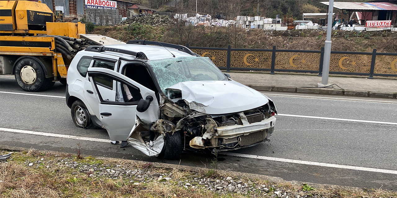 Rize'de aydınlatma direğine çarpan cipin sürücüsü yaralandı