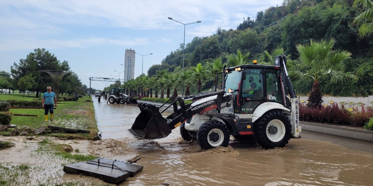 Samsun'da Sağanak, Sele Yol Açtı; Caddeler Göle Döndü (4)