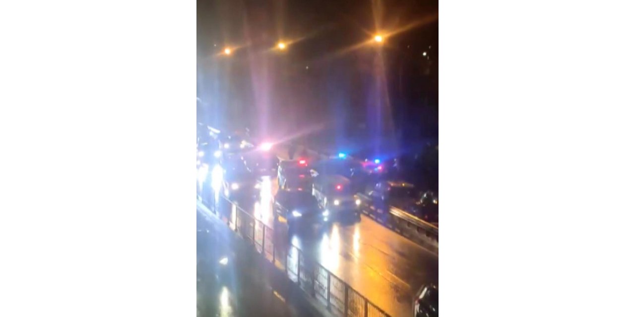 İstanbul - Üsküdar'da denetimden kaçan çakarlı otomobil polis araçlarına çarparak durduruldu