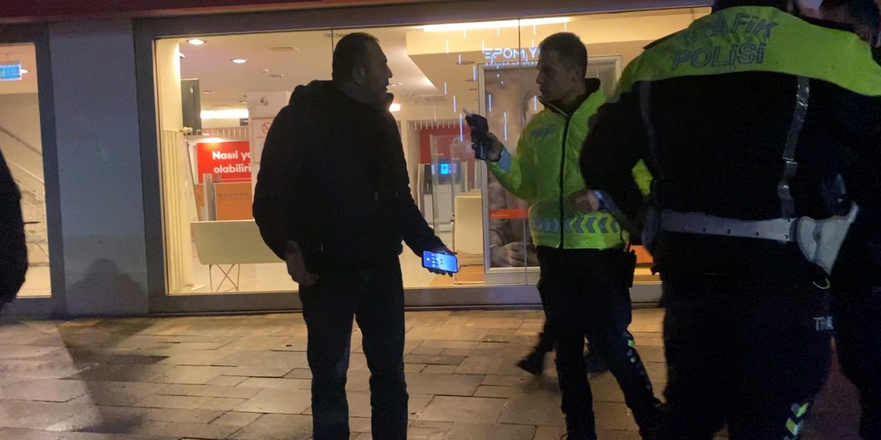 Trafik denetlemesini görünce otomobillini ATM’nin yakınında durdurdu, cezadan kurtulamadı