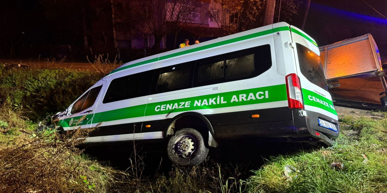 Ölen kişinin yakınlarını taşıyan minibüs su kanalına düştü; 1’i ağır, 10 yaralı