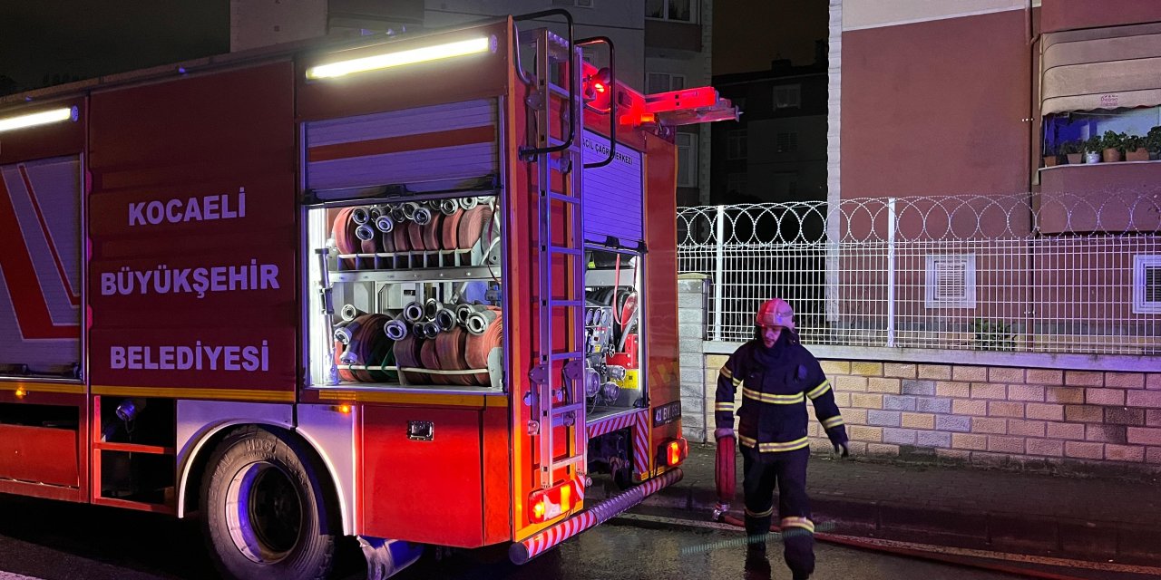 Kocaeli'de, 5 katlı apartmanın zemin katındaki dairede çıkan yangın söndürüldü