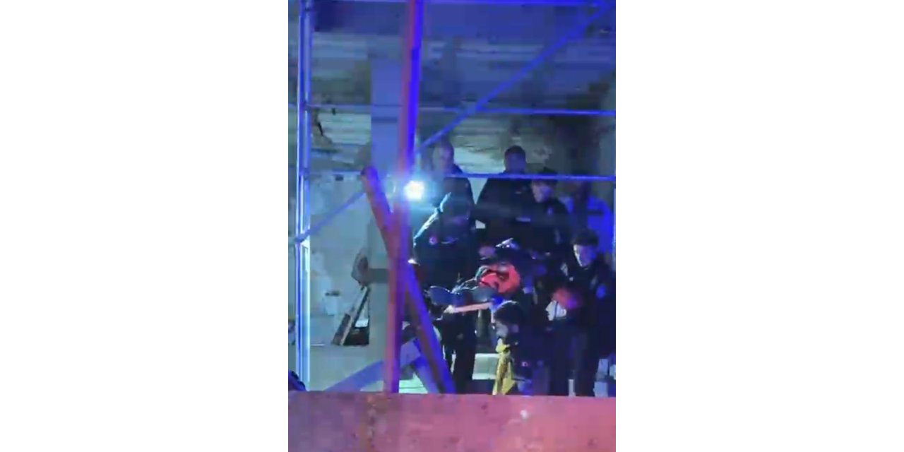 Yakınlarına yardım için gittiği inşatta asansör boşluğuna düşüp yaralandı