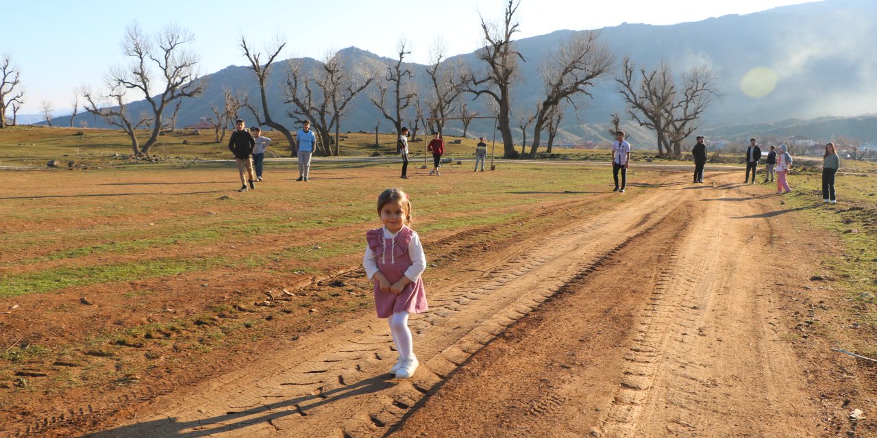 Hakkari'nin Bir İlçesinde Kış Diğerinde Bahar Havası