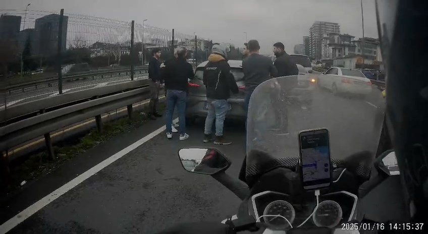 Bakırköy'de yol verme tartışması yumruklu kavgaya dönüştü