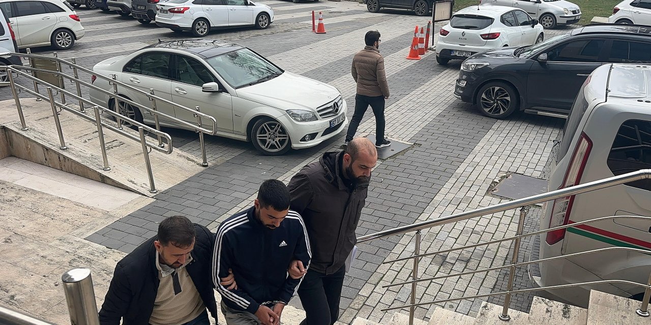 Baba- kıza çarpıp sürücünün kendisi olmadığını söyledi, ehliyetsiz ve alkollü çıkıp tutuklandı