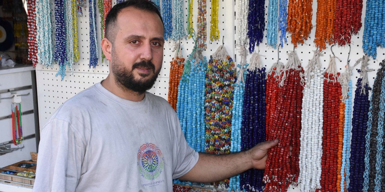 İzmir - Cam Nazar Boncuğu Ustası, Ata Yadigarı Mesleğini Sürdürüyor