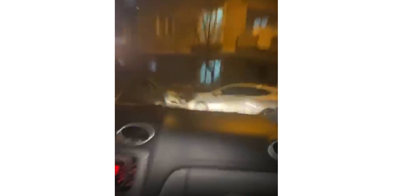 İstanbul - Fatih'te sokakta hızla ilerleyen otomobil park halindeki araca çarptı