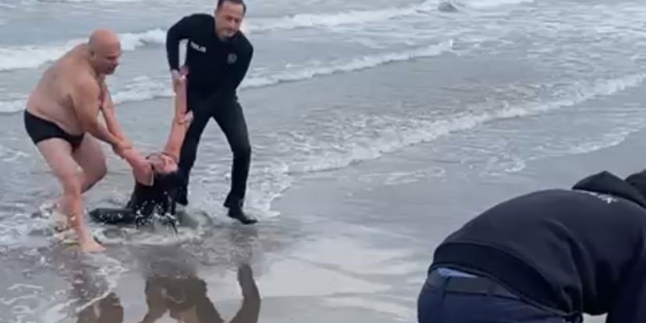 Denize atlayan kadını polis memuru kurtardı; o anlar kamerada