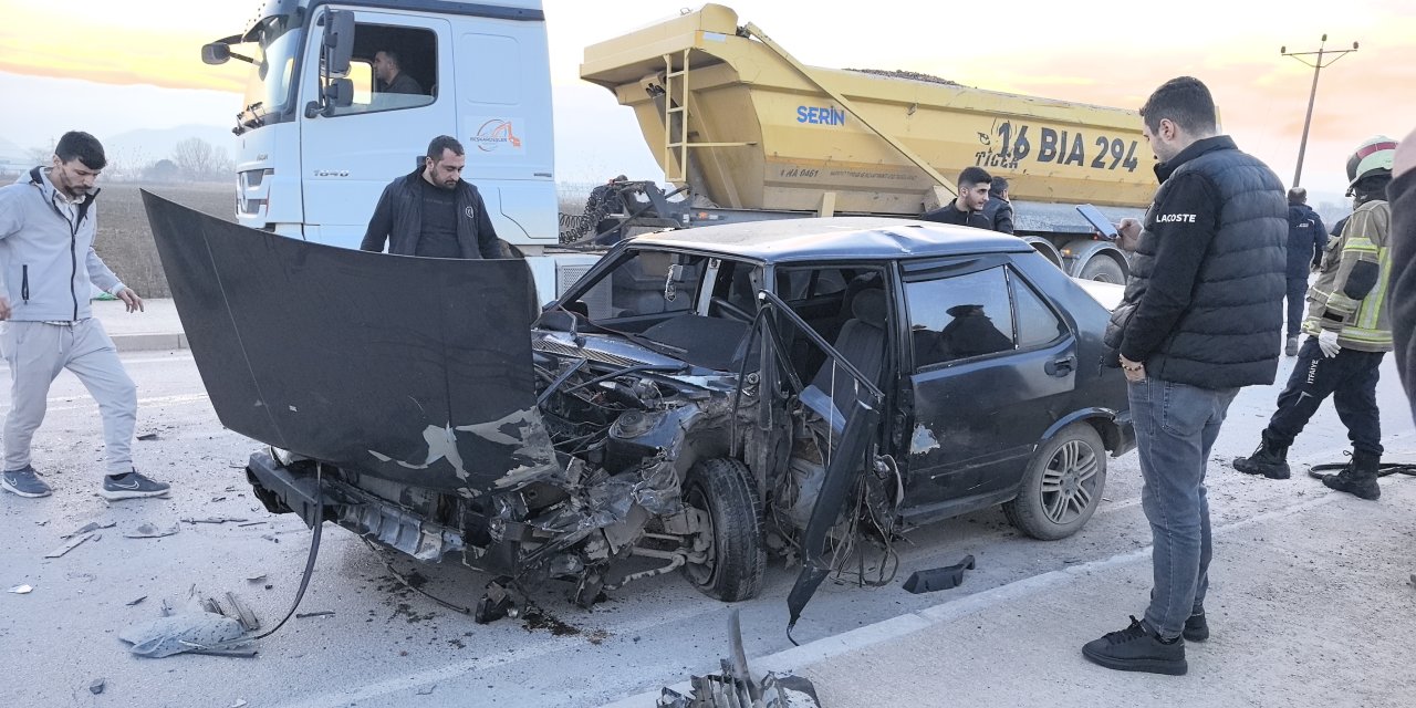 Ters şeride geçen otomobil, kamyonla kafa kafaya çarpıştı: 1 yaralı