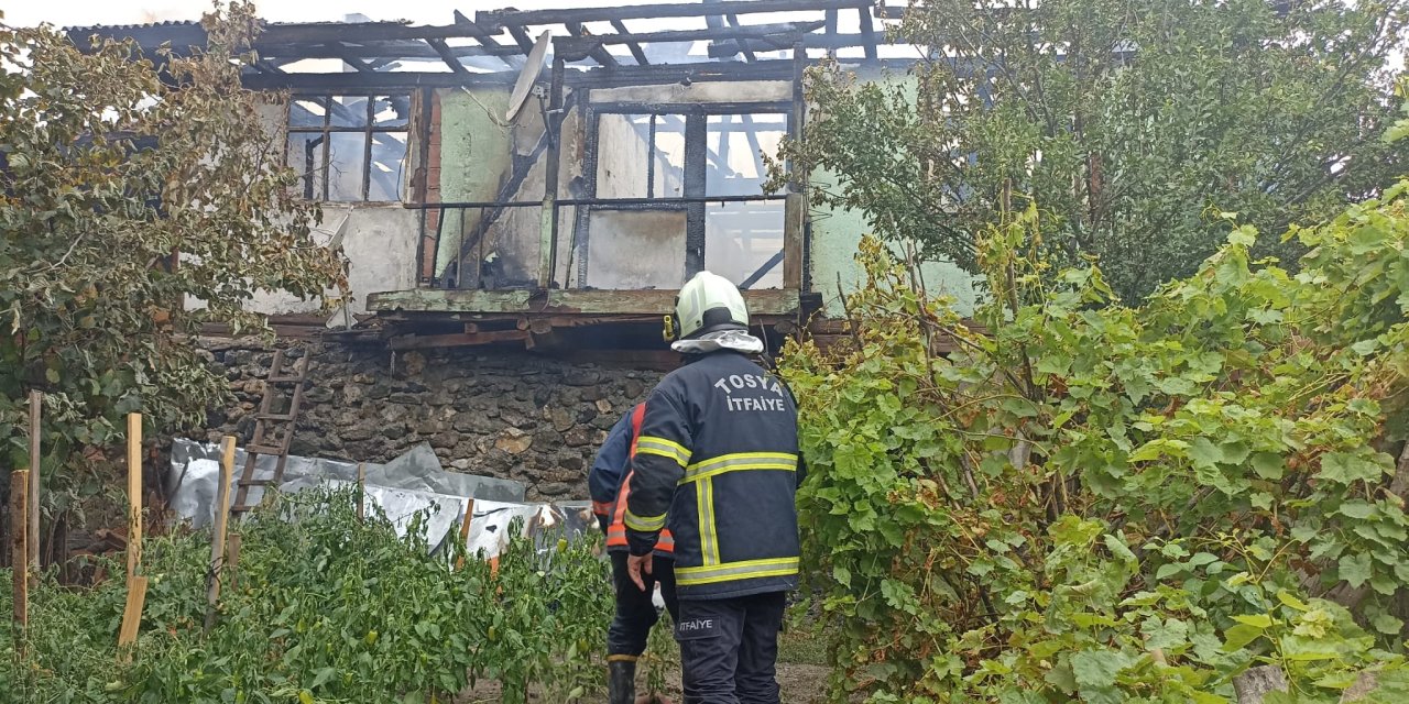 Çocukların Kibritle Oynarken Çıkardığı Yangında Ev Kullanılamaz Hale Geldi