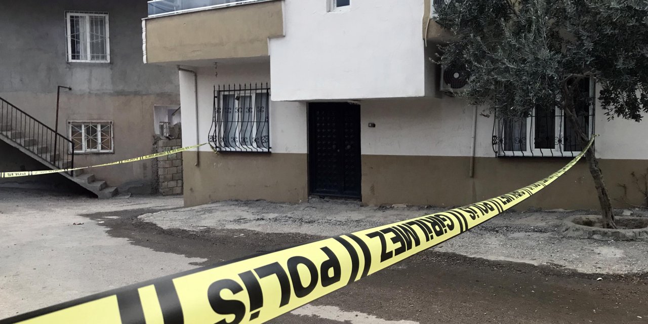 İntiharını önlemeye çalışan annesini kazara vurdu, ardından kendisine ateş etti: 2 yaralı