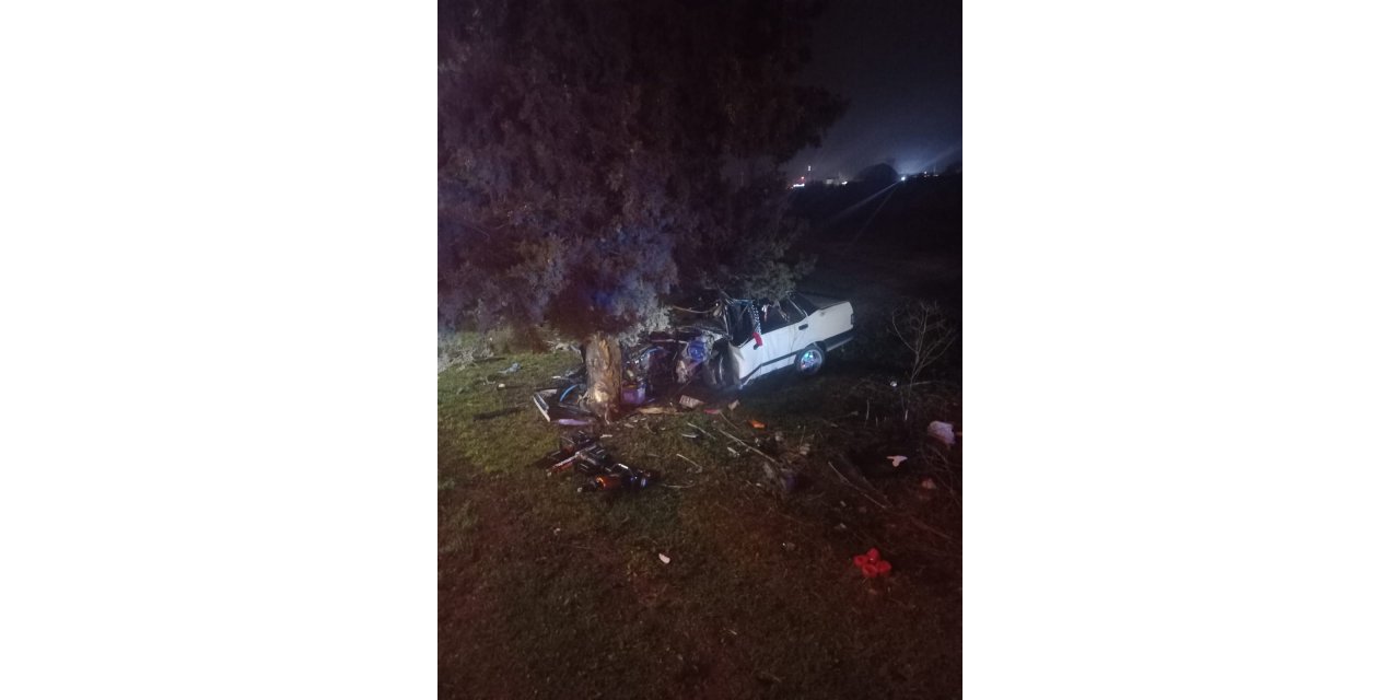 Balıkesir'de otomobil yol kenarındaki ağaca çarptı: 1 ölü