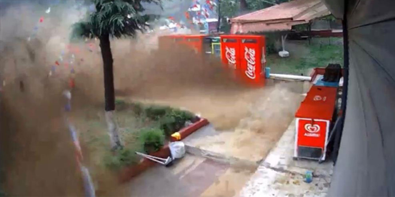 Heyelan ve sel sularına kapılan vatandaşların ölümden döndüğü anlar kamerada