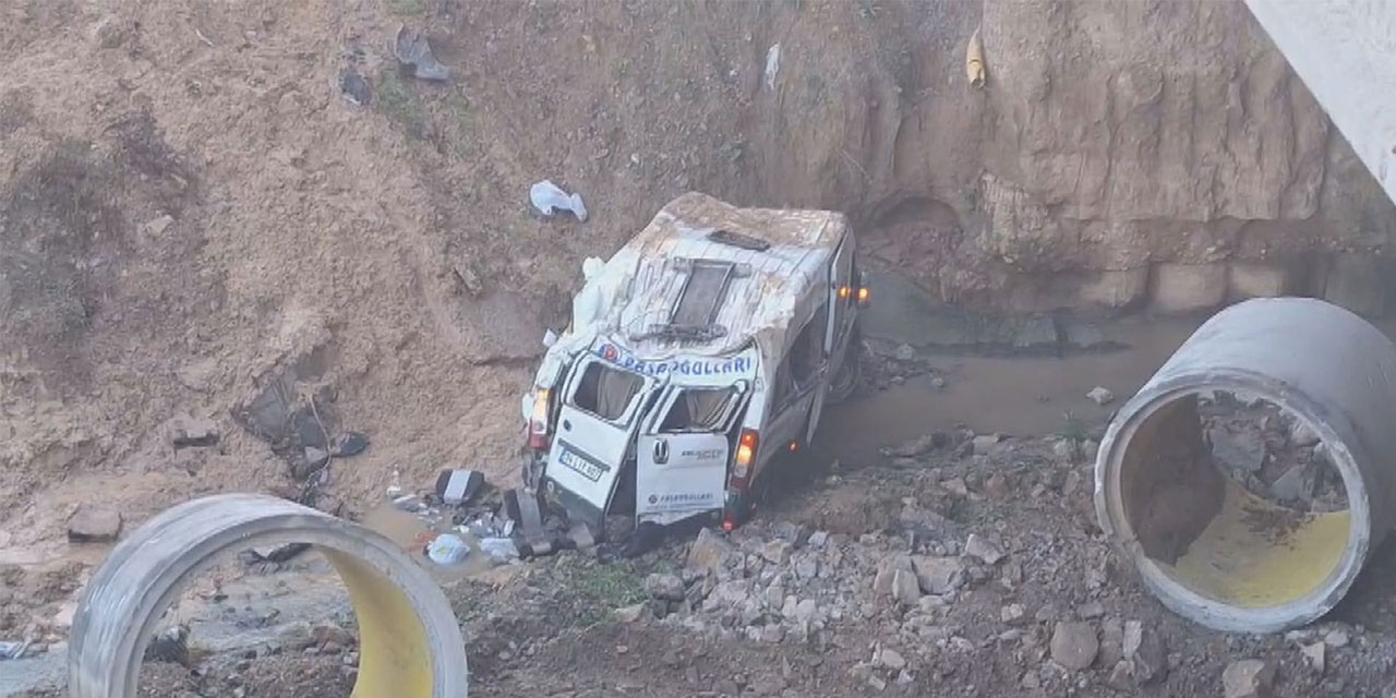 Tuzla'da servis minibüsü 20 metre yükseklikten dere yatağına düştü: 3 ölü, 15 yaralı