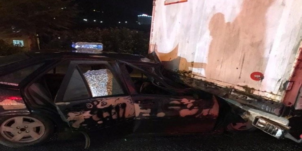 Otomobil, TIR'a arkadan çarptı; 1'i ağır, 3 yaralı