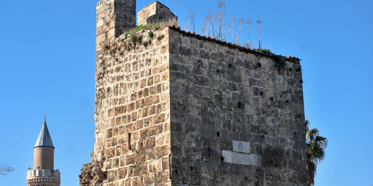 Binlerce Yıllık Sur Ve Burçlar 'Yeşerdi'