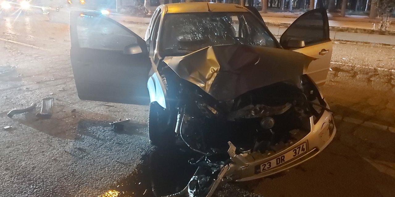 Refüje çıkıp ağaca çarpan otomobilde 4 kişi yaralandı