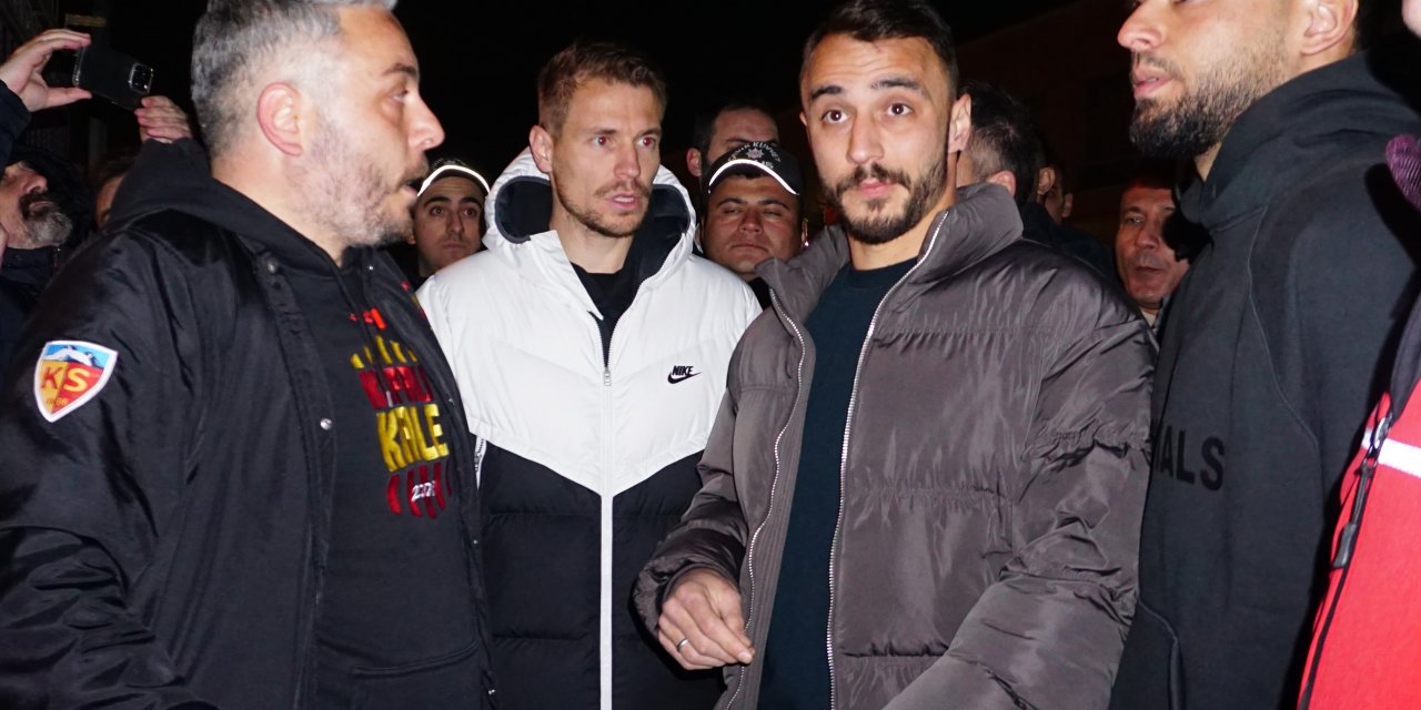 Kayserispor taraftarı kulüp tesislerinde futbolculara tepki gösterdi