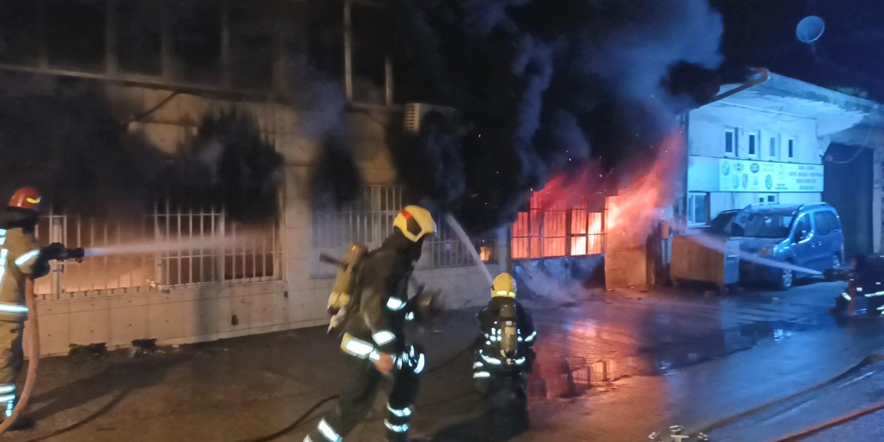 Bursa'da, 3 katlı tekstil atölyesinde yangın