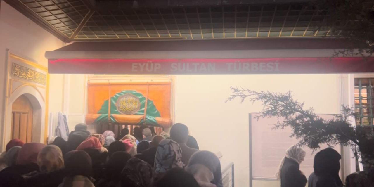 İstanbul - Miraç Kandili Eyüpsultan ve Ayasofya camilerinde idrak edildi