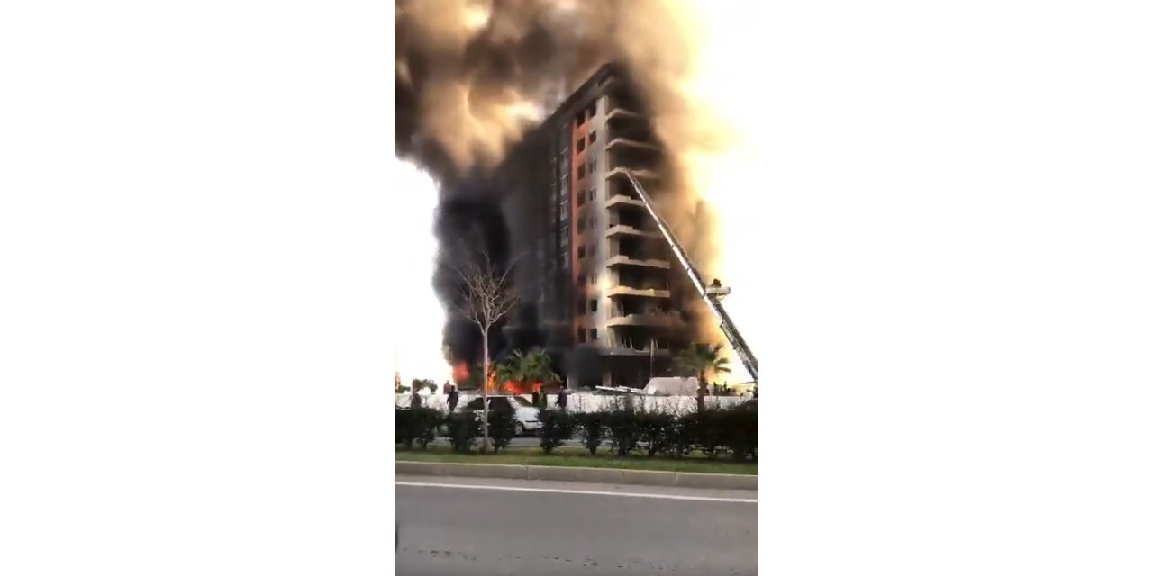 Antalya'da 12 katlı otel inşaatında yangın çıktı; mahsur kalan 4 işçi kurtarıldı (3)- Yeniden