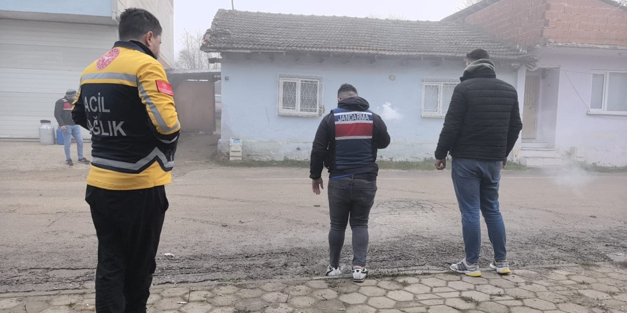 Jandarmayı gören şüpheli, kendisini kilitlediği evinde direniyor; ikna çabaları sürüyor