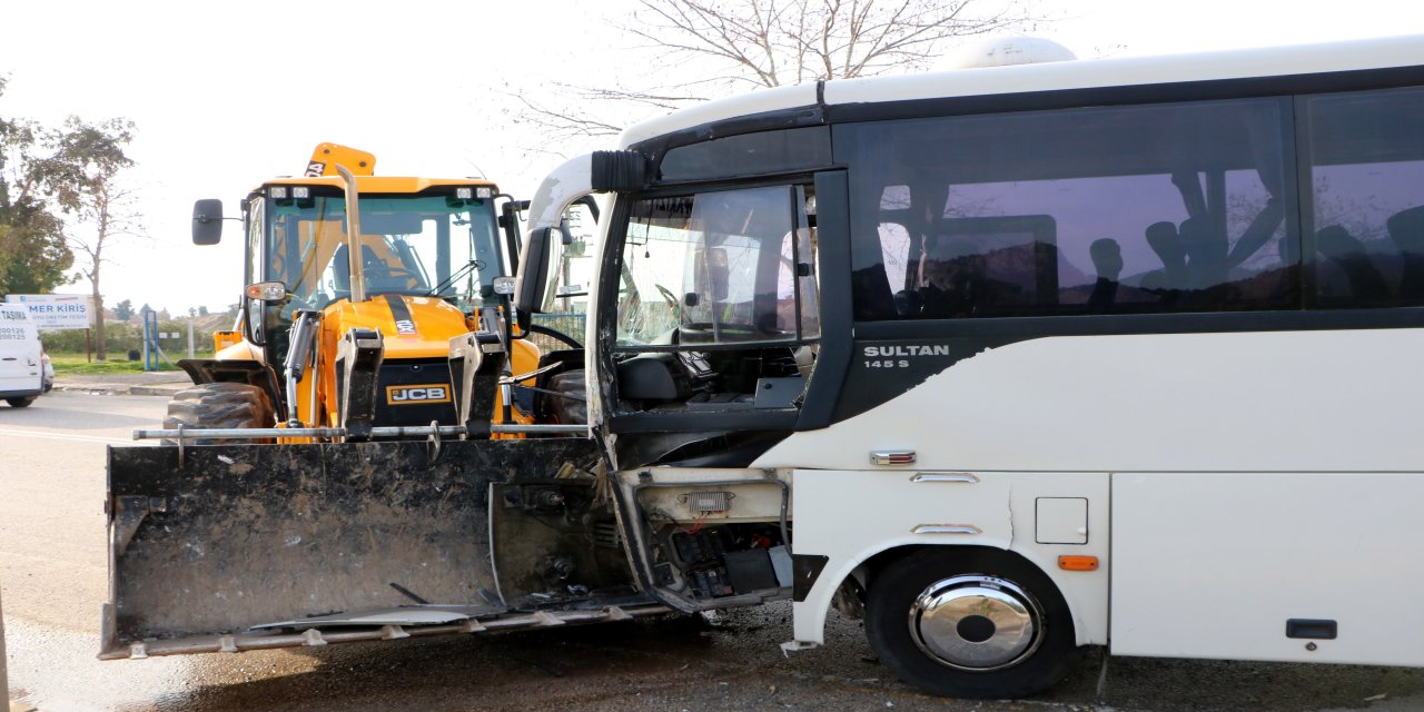 Midibüs ile iş makinesi çarpıştı; 15'i çocuk, 23 yaralı